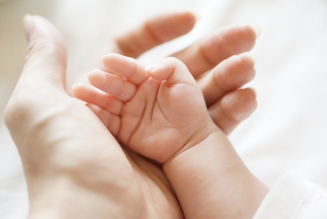 赤ちゃんを抱っこすると 親指と手首 が痛い 腱鞘炎を改善するには