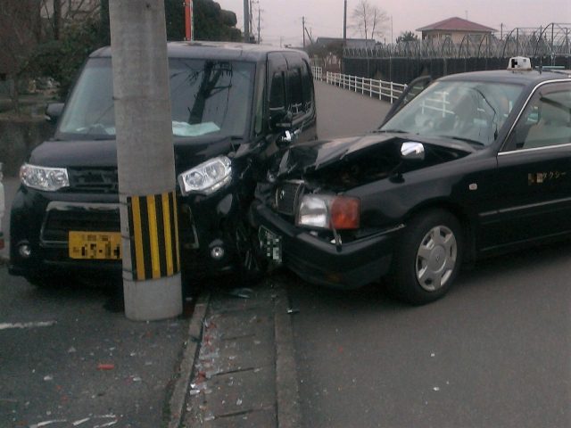 車 横から追突 Kuruma